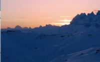 Sunset Lesson : un cours de ski au coucher du soleil. Du 12 février au 9 mars 2012 à Morzine. Haute-Savoie. 
